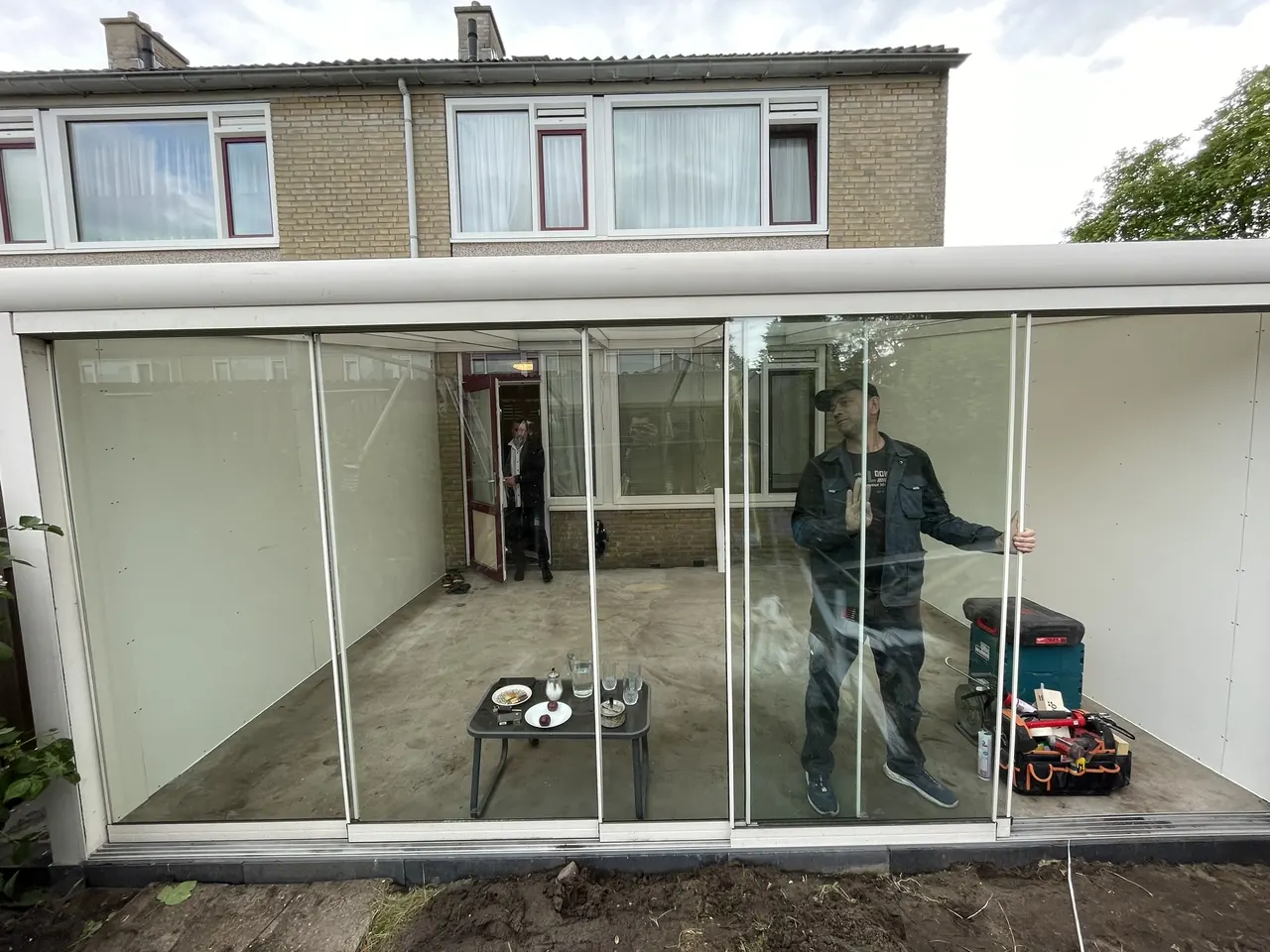 Glazen uitbouw en overkapping
