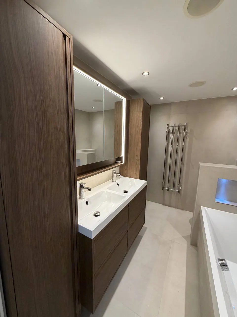 Badkamer met walnoot meubel