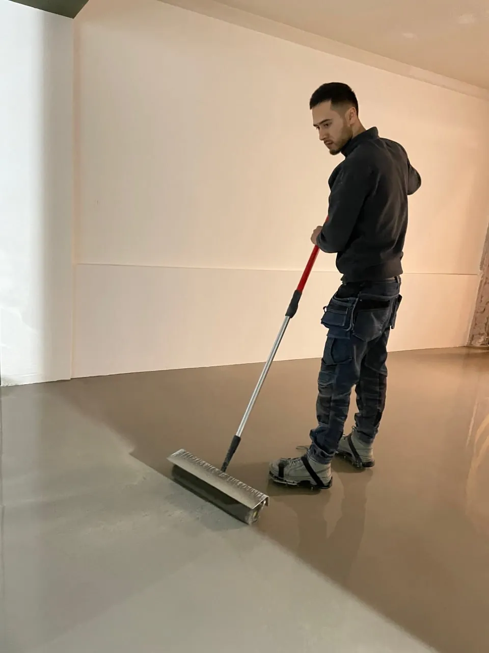 Neduz craftsman finishing a poured floor at Humane Zorg