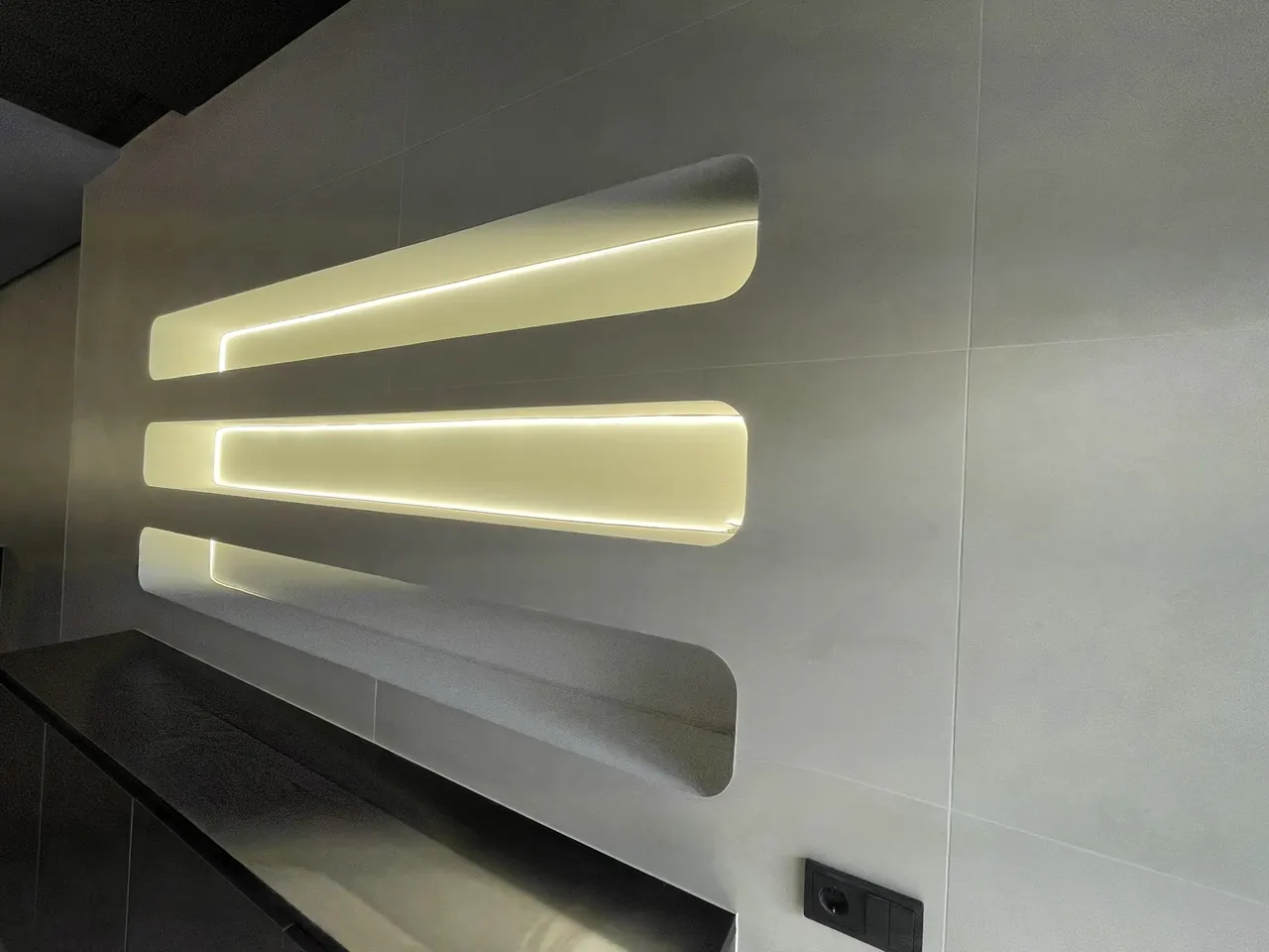 Maatwerk lichtwand bij Iconic Skin Clinic
