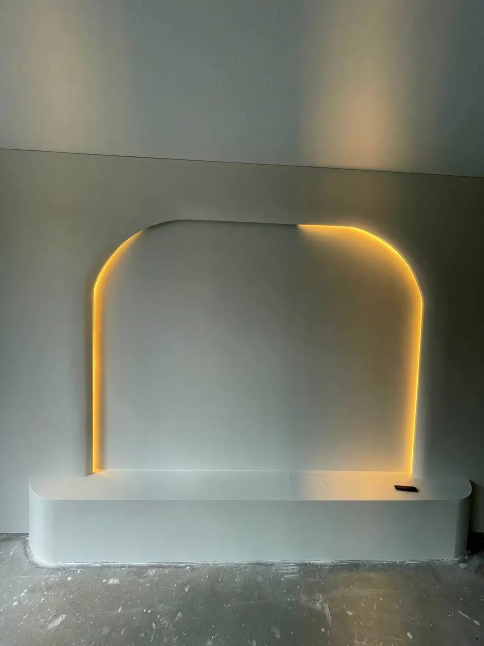 Stucwerk met verlichte boognis