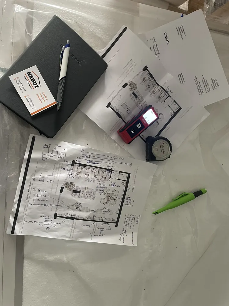 Neduz-notitieboek, laser­meter en bouwtekeningen tijdens de opname
