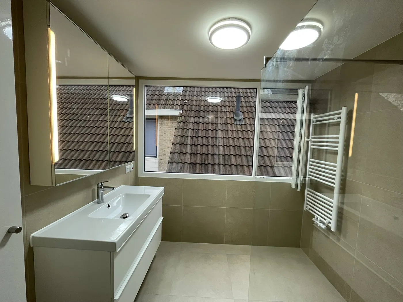 Afgewerkte moderne badkamer met inloopdouche en dubbele wastafel