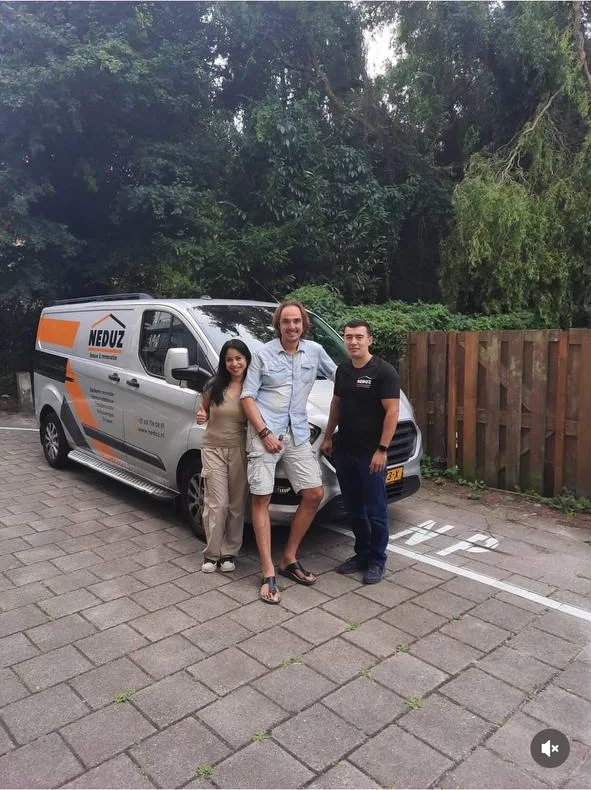 Clients with a Neduz craftsman after a project handover