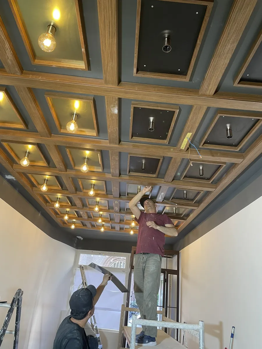 Maatwerk cassetteplafond in hout met inbouwverlichting