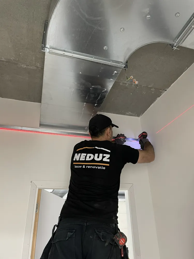Neduz-vakman zet een wand uit met laserwaterpas