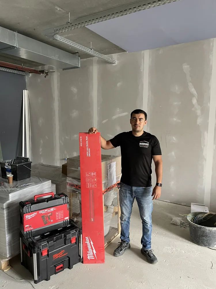 Neduz-vakman op locatie met gereedschap en waterpas