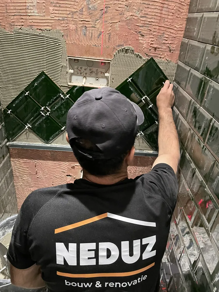Neduz-vakman legt groen tegelwerk
